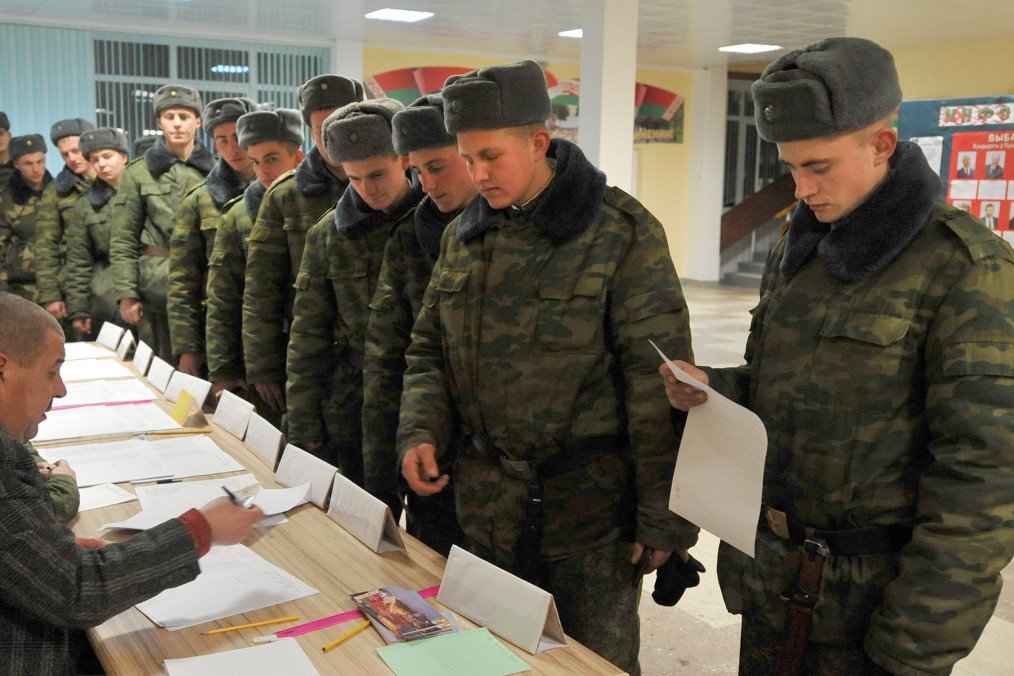 Belarus Kicks Off Mobilization Training Near Ukrainian Border A Belarus soldiers receive ballots during the presidential elections early voting at a polling station in Minsk on December 14, 2010. Illustrative photo. (Source: Getty Images)