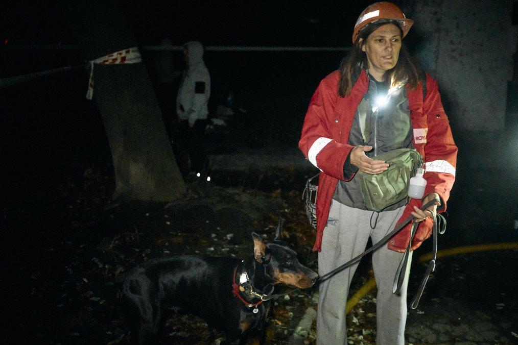 A rescue worker and her search dog operate through the darkness in Kyiv after Russia’s overnight strike on November 14, 2025. (Source: Joshua Olley/UNITED24 Media)