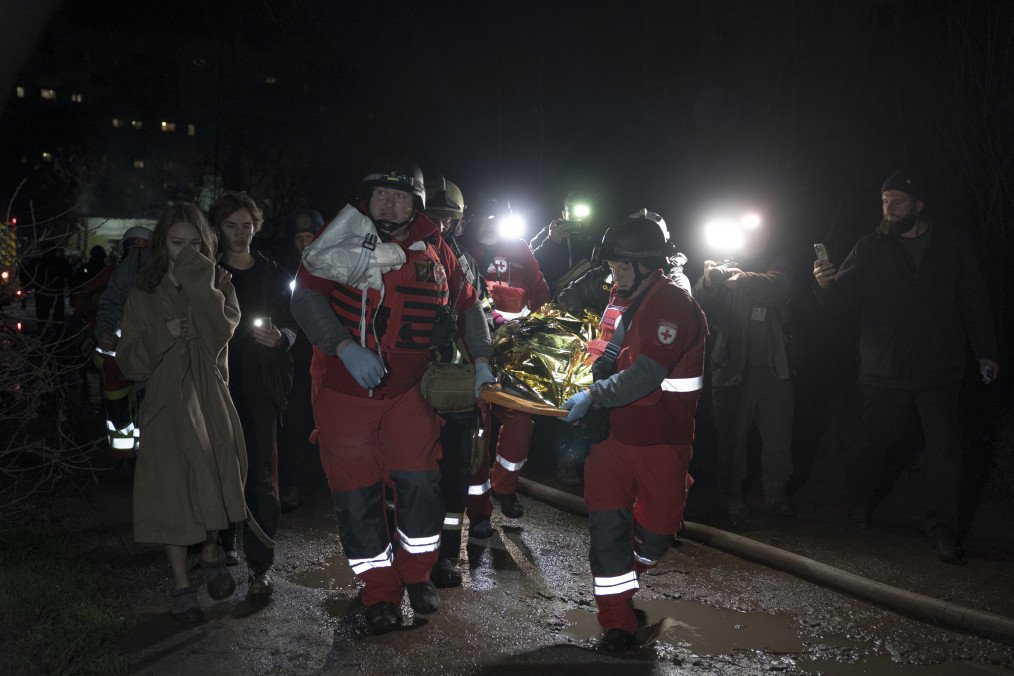 Rescatistas rescatan el cuerpo de una mujer que falleció en un edificio residencial privado en el distrito de Shevchenkivskyi durante un ataque con drones ruso el 24 de noviembre de 2025 en Kharkiv, Ucrania. (Fuente: Getty Images)