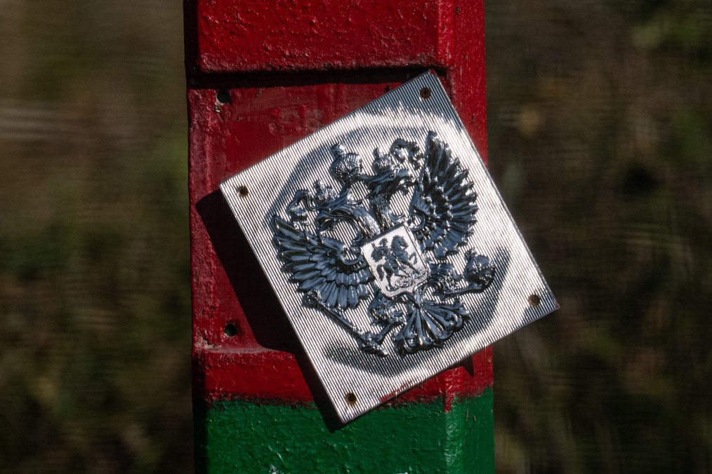 FSB Accuses Finland and Estonia of Border Treaty Violations The coat of arms of Russia hangs from a post on the Estonian-Russian border. (Source: Getty Images)