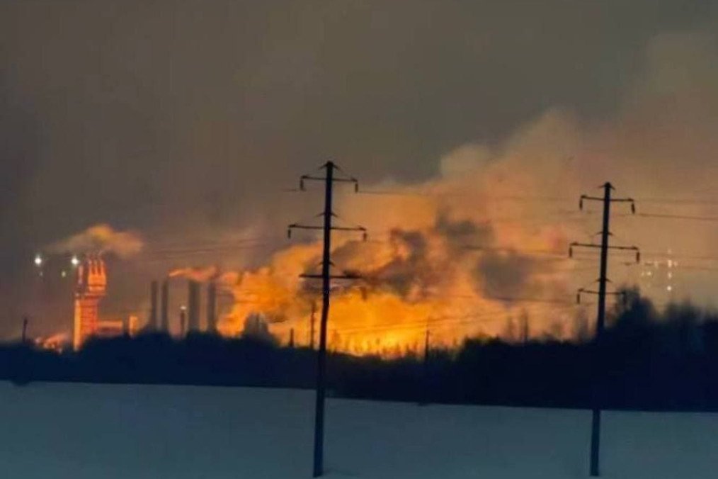 Fire at the Russian chemical plant Dorogobuzh, Smolensk region, February 25, 2026. (Source: Exilenova_plus)