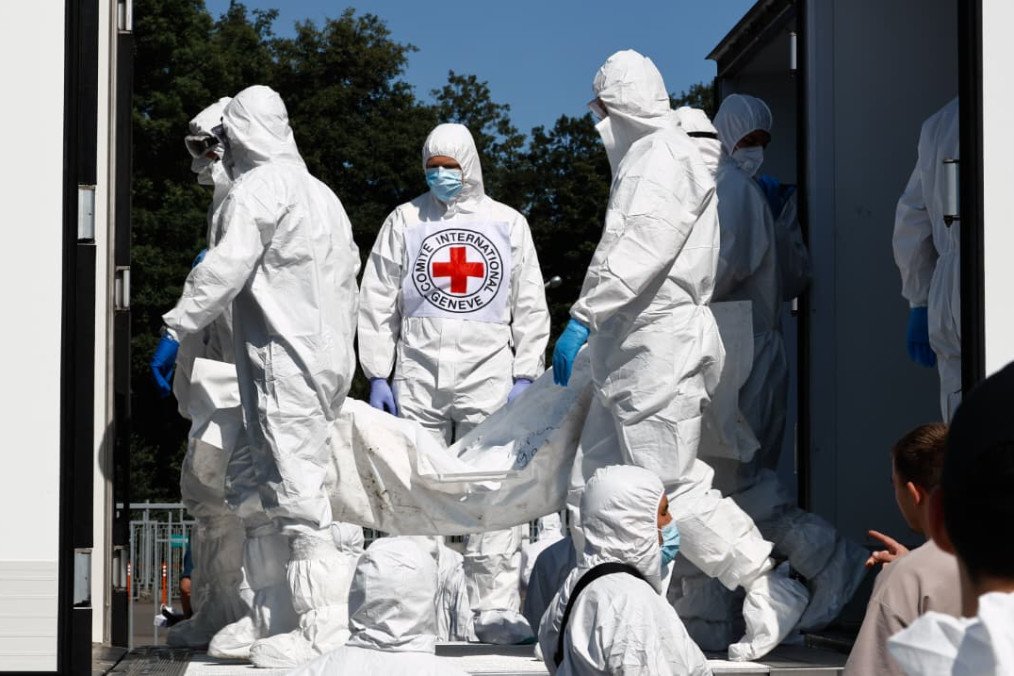 International Committee of the Red Cross personnel carry a body during a repatriation operation. (Source: Ukraine’s Coordination Headquarters for the Treatment of Prisoners of War) International Committee of the Red Cross personnel carry a body during a repatriation operation. (Source: Ukraine’s Coordination Headquarters for the Treatment of Prisoners of War)