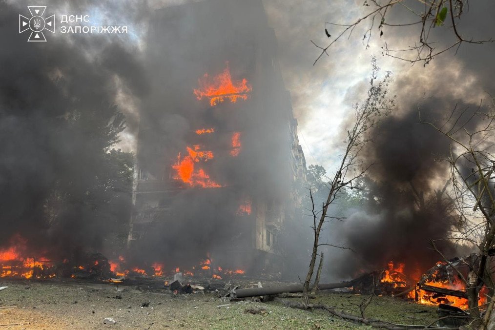 Flames engulf multiple floors of a multi-story residential building in Zaporizhzhia after being struck by a Russian guided aerial bomb. (Source: State Emergency Service of Zaporizhzhia)