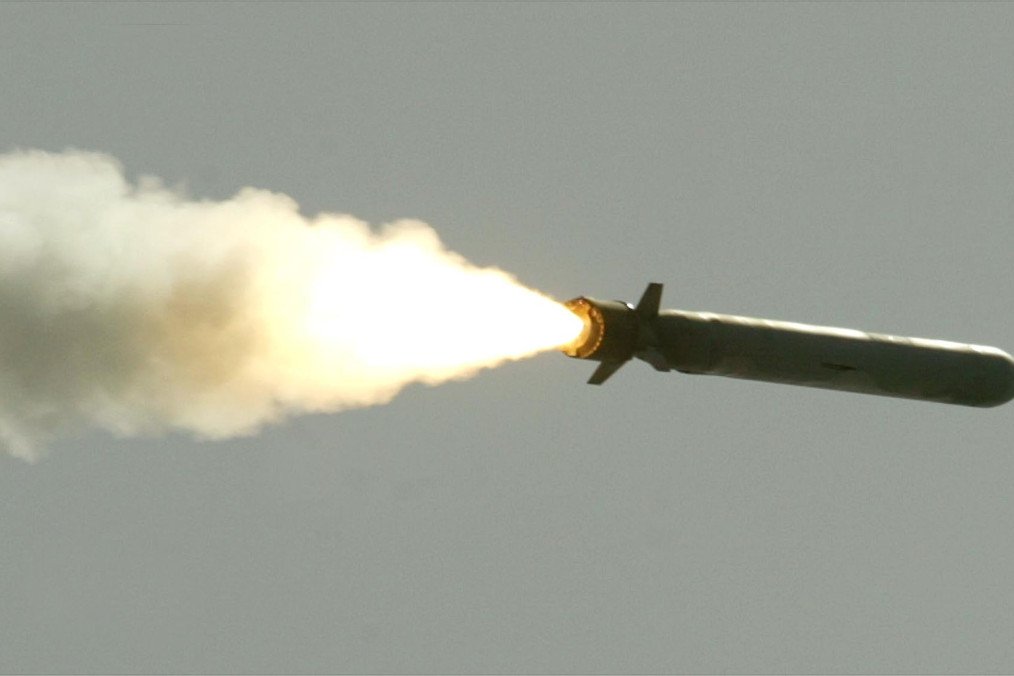 A Tomahawk cruise missile flies toward Iraq after being launched from the AEGIS guided missile cruiser USS San Jacinto March 25, 2003 in the Red Sea. Illustrative photo. (Source: Getty Images)