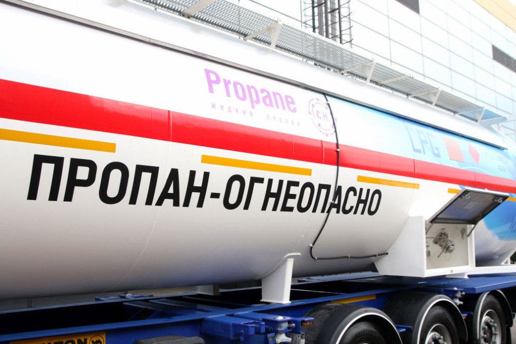 The inscription “Propane is flammable” seen on a truck during the St. Petersburg International Gas Forum, which is taking place at the Expoforum. (Source: Getty Images)