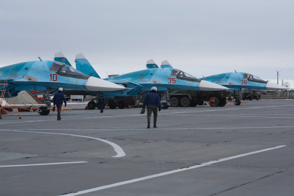Ucrania destruye 6 cazabombarderos Su-34M rusos en una base aérea Vista de los cazabombarderos Sukhoi Su-34M rusos destruidos en la pista tras el ataque de la Marina de Ucrania.
