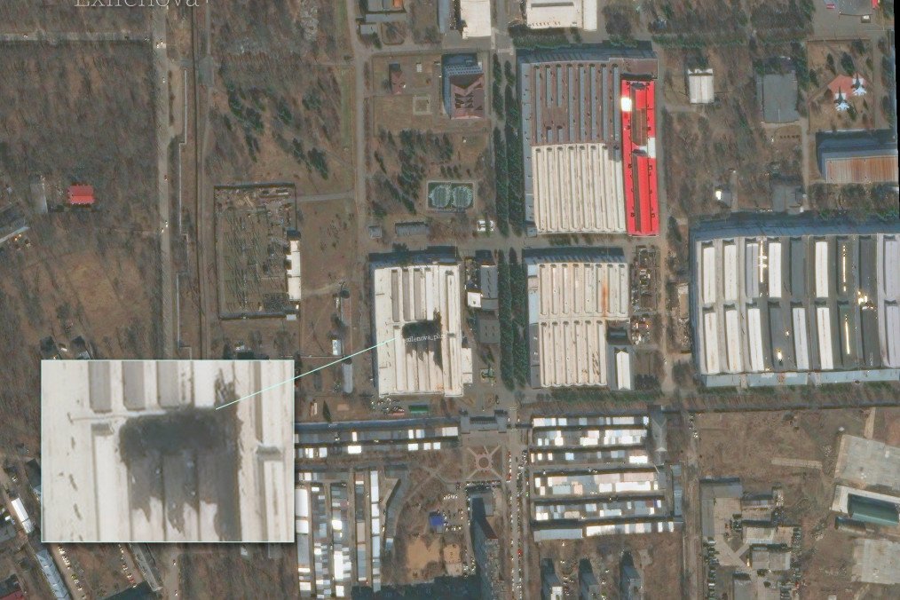 Satellite image of the Komsomolsk-on-Amur Aircraft Plant (KnAAZ) showing damage to Shop No. 46, with a close-up highlighting roof collapse following the April 11 fire. (Source: Exilenova+) Satellite image of the Komsomolsk-on-Amur Aircraft Plant (KnAAZ) showing damage to Shop No. 46, with a close-up highlighting roof collapse following the April 11 fire. (Source: Exilenova+)