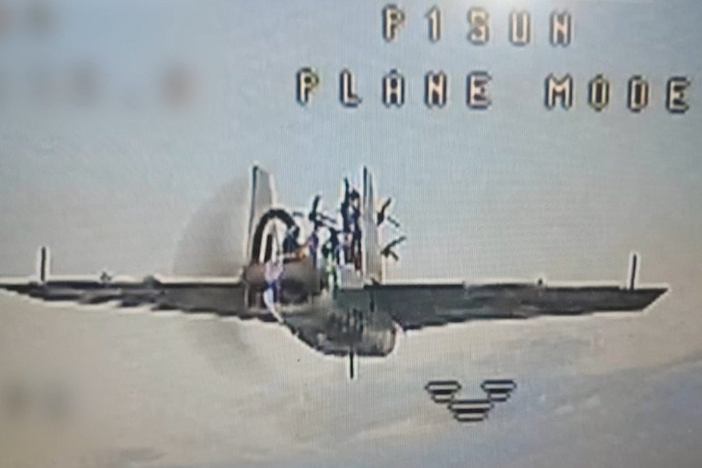 Fotograma de un video táctico publicado por SkyFall que muestra a un dron ruso tipo Gerbera en pleno vuelo, operando como aeronave portadora, con un letal dron FPV de hélices y marco en forma de X acoplado a su estructura superior.