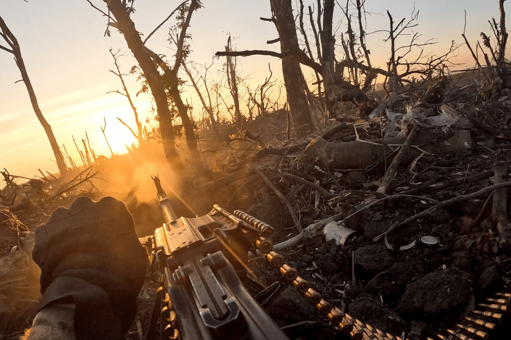 A Ukrainian servicemen fires machine gun towards Russian positions near Andriivka, Donetsk region, Ukraine, August 27, 2023. (Photo: still from “2000 Meters to Andriivka”)