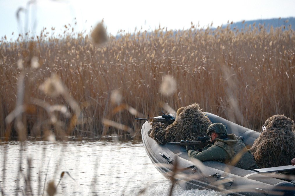 Russian Forces Amass 300 Boats for Potential Airborne Assault Across Dnipro River in Kherson Region Russian Forces Amass 300 Boats for Potential Airborne Assault Across Dnipro River in Kherson Region