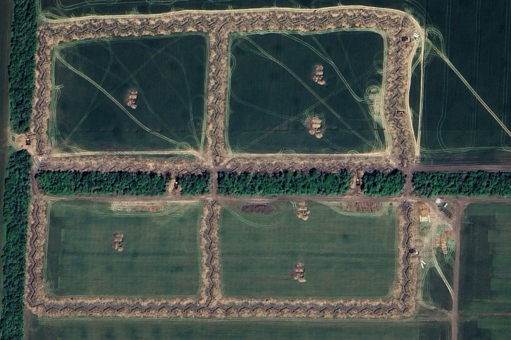 Una vista satelital muestra las nuevas líneas de trincheras en zigzag y fortificaciones de campaña construidas en Polonia bajo el proyecto Escudo Oriental. (Fuente: Clément Molin)