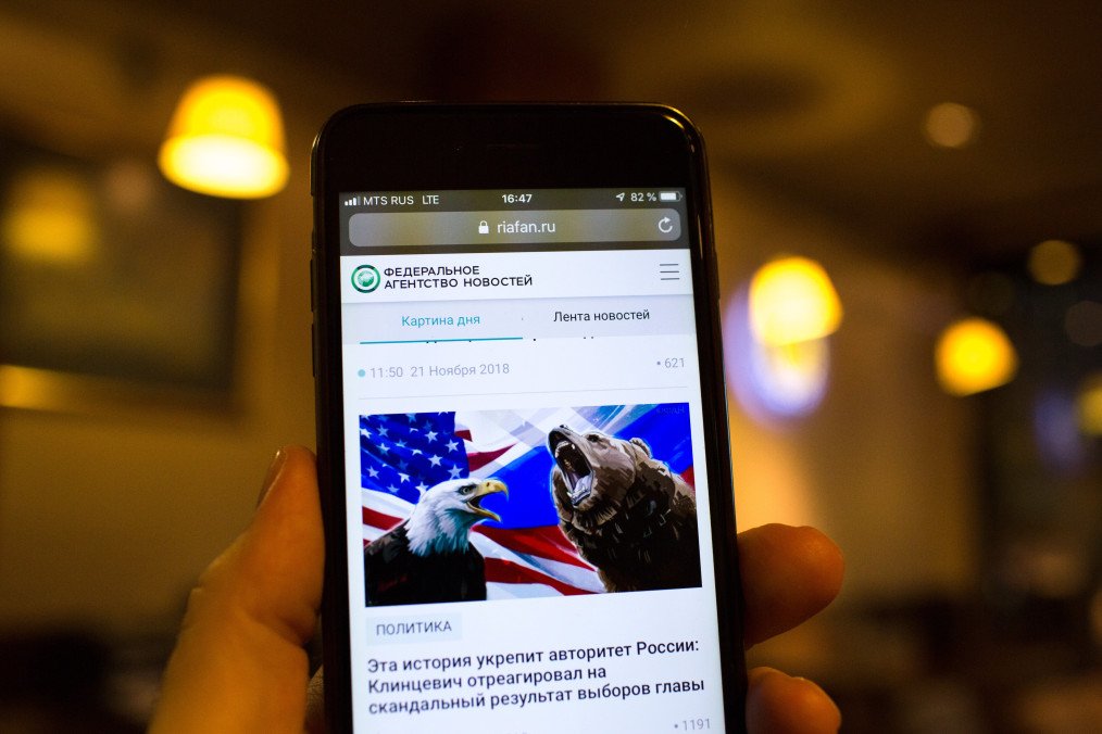 A photo illustration of an American eagle and a Russian bear sit displayed on the website of the Federal Agency of News LLC, also known as FAN, on a smartphone in a cafe in this arranged photo in Moscow, Russia. Illustrative image. (Photo: Getty Images)