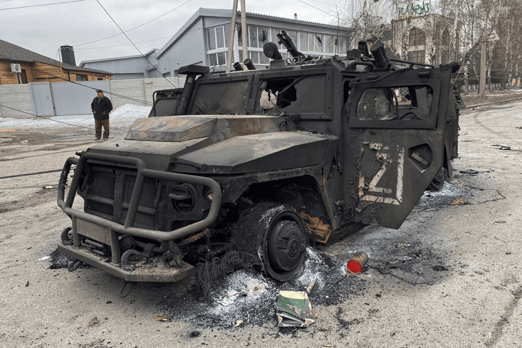 Vehículo militar ruso Tigr-M destruido en una carretera en la región de Járkiv durante la invasión rusa de Ucrania en 2022
