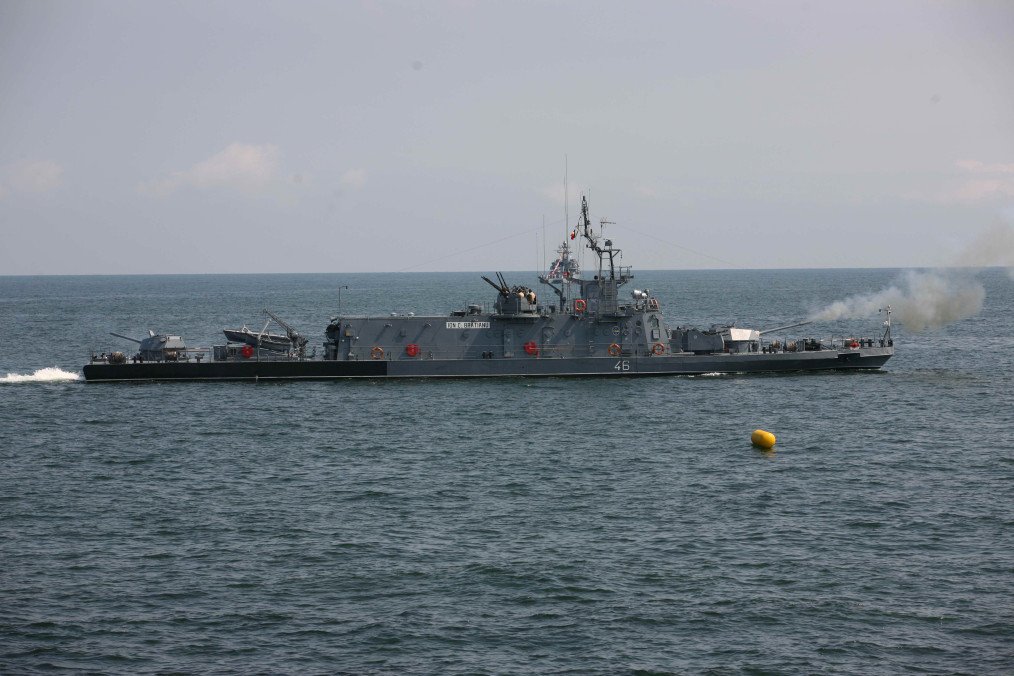 Romanian river monitor F-46 of the Mihail Kogălniceanu river patrol monitors class firing during Navy’s Day demonstration on August 15, 2009. (Source: Wikimedia)