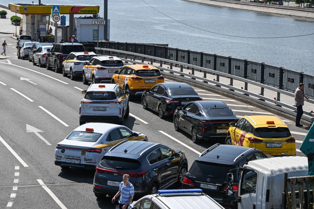 People queue to refuel their cars at a Rosneft gas station in Moscow on July 3, 2026. (Source: Getty Images)