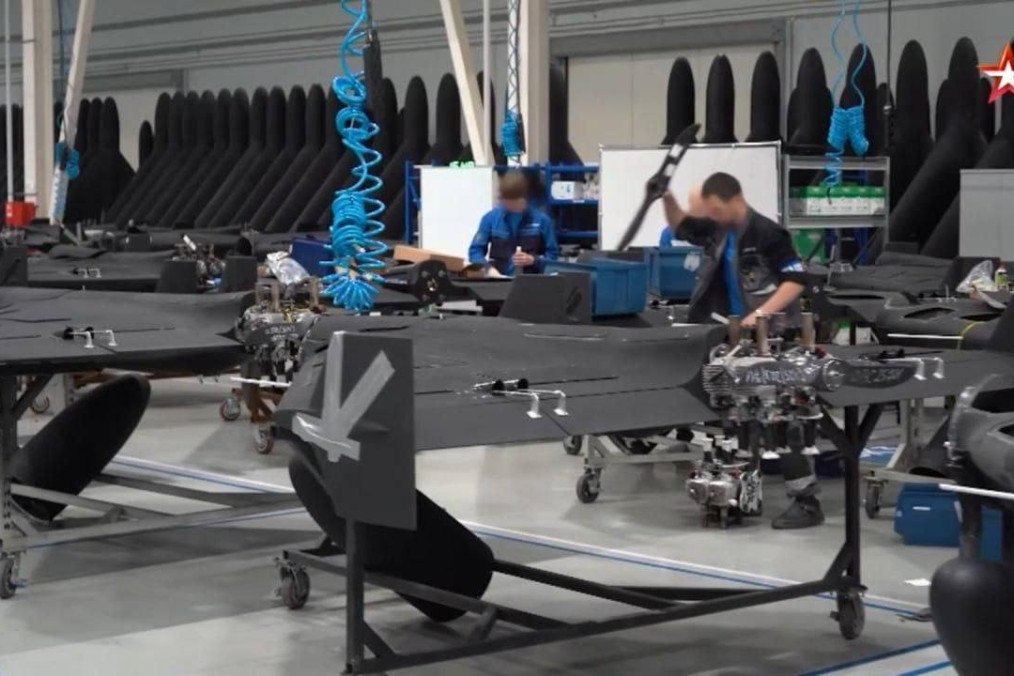 Drone propulsion systems are installed during final assembly, with mechanical components visible beneath the fuselage. (Source: Zvezda TV)