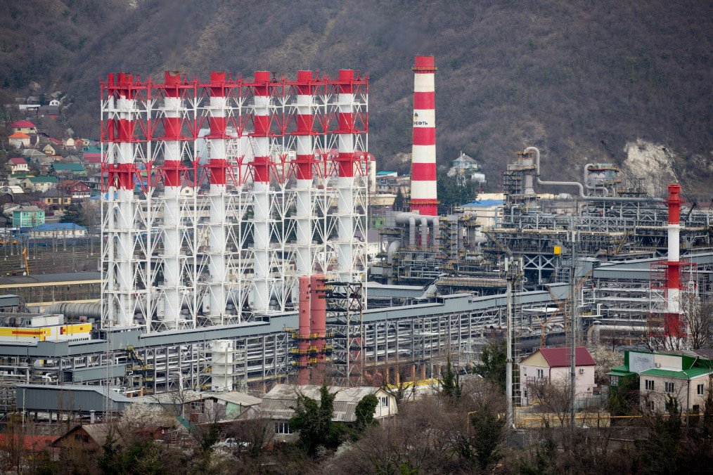 Strategic Blow to Russian Energy Sector After New Ukrainian Strike on Tuapse Refinery Processing towers stand at the Tuapse oil refinery, operated by Rosneft Oil Co., in Tuapse, Russia. (Source: Getty Images)
