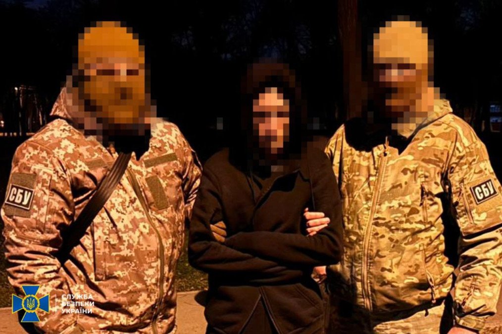 SBU Arrests Russian Spy Linked to Assassination Plot at Ukrainian Defense Plant in Zaporizhzhia Ukraine’s Security Service officers detain a suspect accused of collaborating with Russian intelligence. (Source: SBU)
