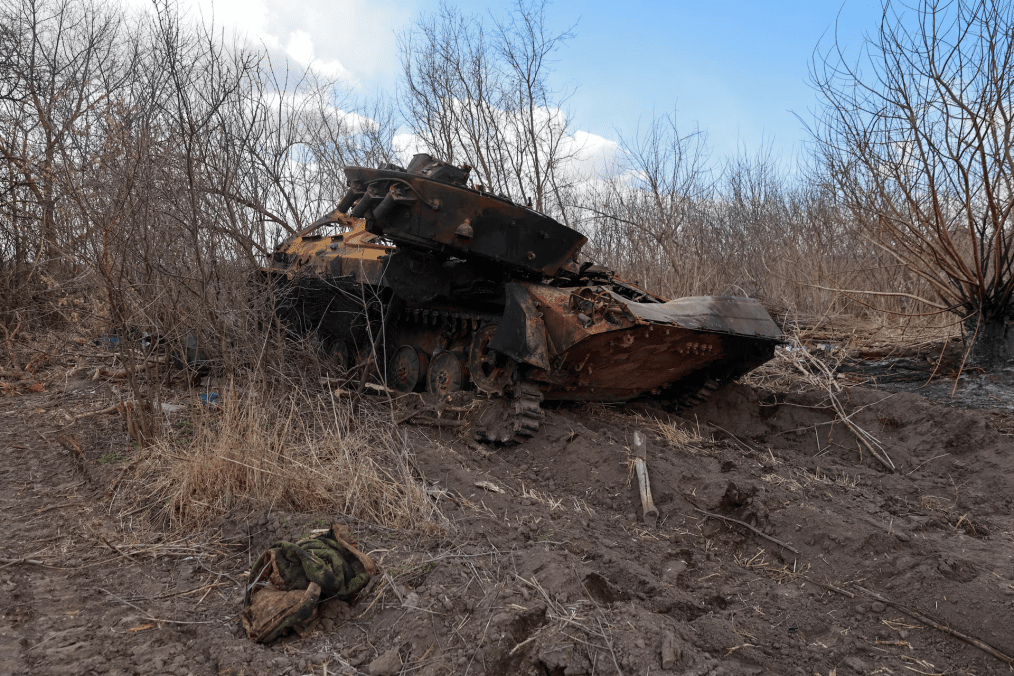 vehiculo blindado ruso destruido lukianivka ucrania guerra abril 2026 restos combate ofensiva rusa fallida frente este donetsk fuerzas ucranianas destruyen blindados rusos bajas militares rusia ucrania guerra intensos combates linea del frente