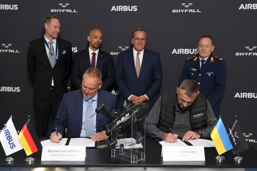 Michael Schoellhorn, CEO of Airbus Defence and Space, and Mykola Makovieiev, CEO of SkyFall, sign a memorandum on strategic partnership at the ILA Berlin Air Show on June 12. (Source: SkyFall)