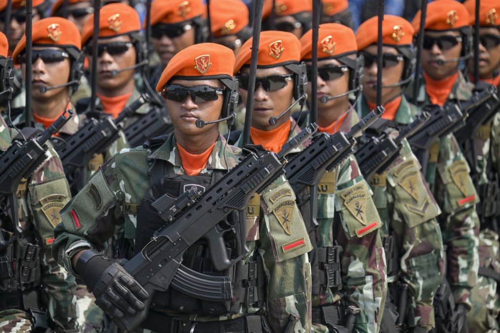 Indonesian Kopasgat personnel carrying Ukrainian-made Vulkan 7.62×39 mm bullpup rifles during the 81st TNI Anniversary Day Parade in East Jakarta on October 5, 2026. (Source: Getty Images)