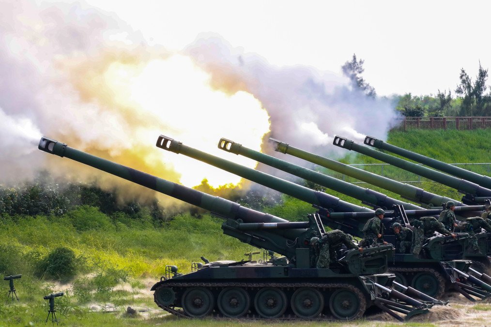 M110A2 American self-propelled howitzers fire live shells, during a live-ammunition artillery training conducted by the Taiwanese Army at a coastal area in Taichung, Taiwan, 8 August 2024. (Source: Getty Images)