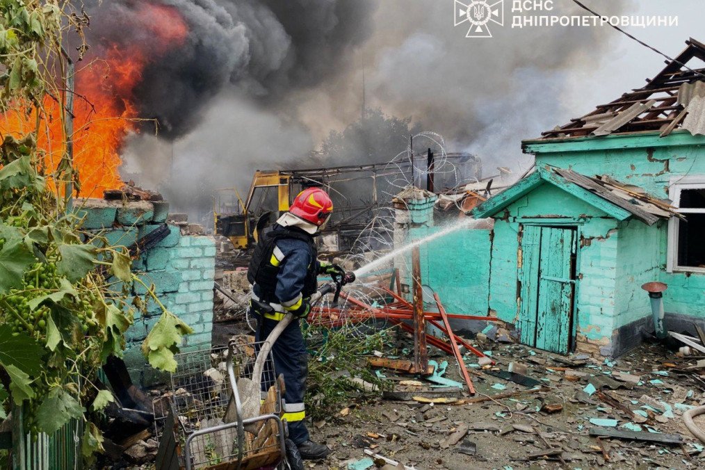 Fires Rage After Russian Airstrike Hits Dnipropetrovsk Region, Killing Three People Fires Rage After Russian Airstrike Hits Dnipropetrovsk Region, Killing Three People