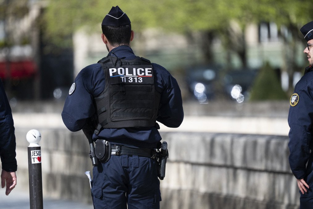 Police officers stand during a national tribute ceremony at Les Invalides in Paris, France, on March 26, 2026. Illustrative photo. (Source: Getty Images)