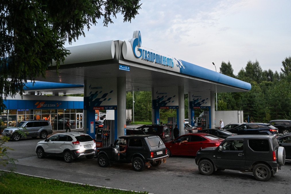 People queue to refuel their cars at a Gazpromneft petrol station on the outskirts of Pereslavl-Zalesskiy on August 6, 2026. (Source: Getty Images) People queue to refuel their cars at a Gazpromneft petrol station on the outskirts of Pereslavl-Zalesskiy on August 6, 2026. (Source: Getty Images)