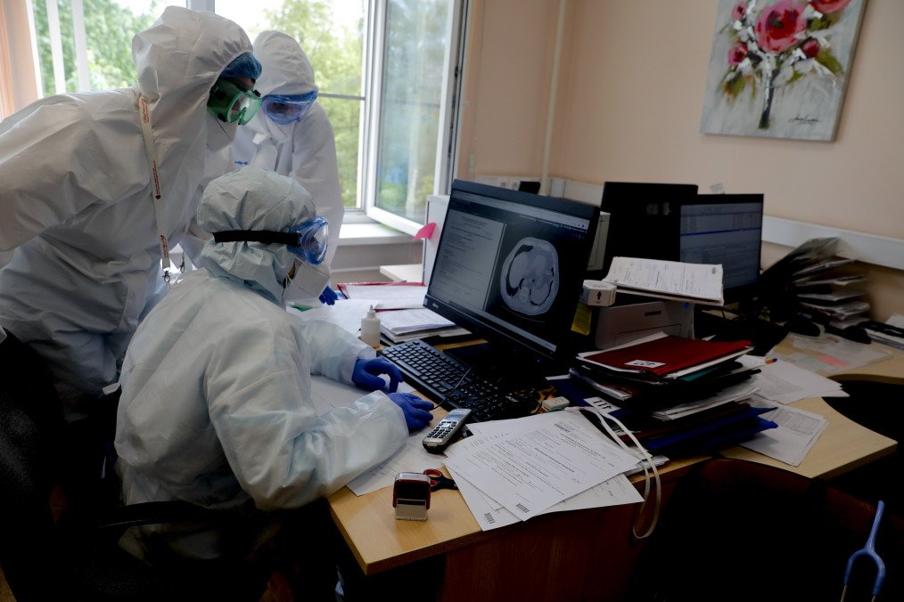 Medical staff examine lung scans at a state hospital in Moscow, Russia. Illustrative photo. (Source: Getty Images) Medical staff examine lung scans at a state hospital in Moscow, Russia. Illustrative photo. (Source: Getty Images)