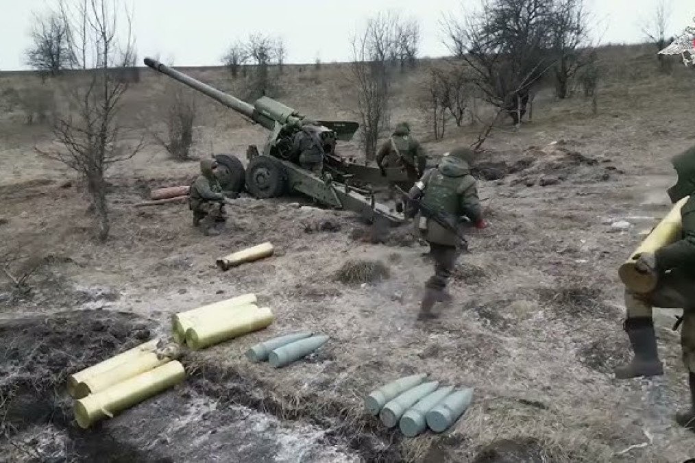 Russian troops operate a 2A36 Giatsint-B 152 mm towed howitzer at a firing position. (Source: Russian Defense Ministry) Russian troops operate a 2A36 Giatsint-B 152 mm towed howitzer at a firing position. (Source: Russian Defense Ministry)