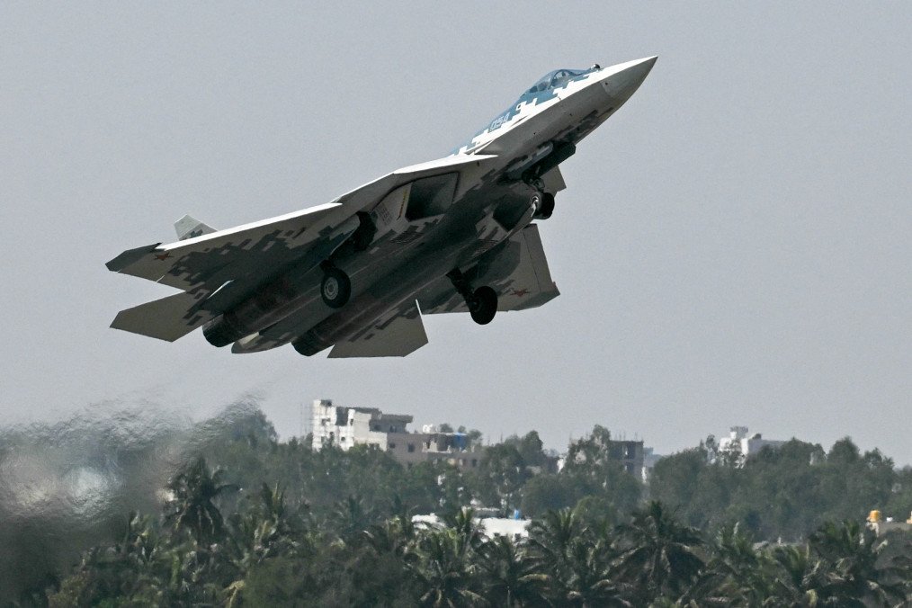A Russian Sukhoi Su-57 fifth-generation fighter aircraft takes off from the tarmac during Aero India 2025 in Bengaluru on February 11, 2025. Illustrative image. (Photo: Getty Images)