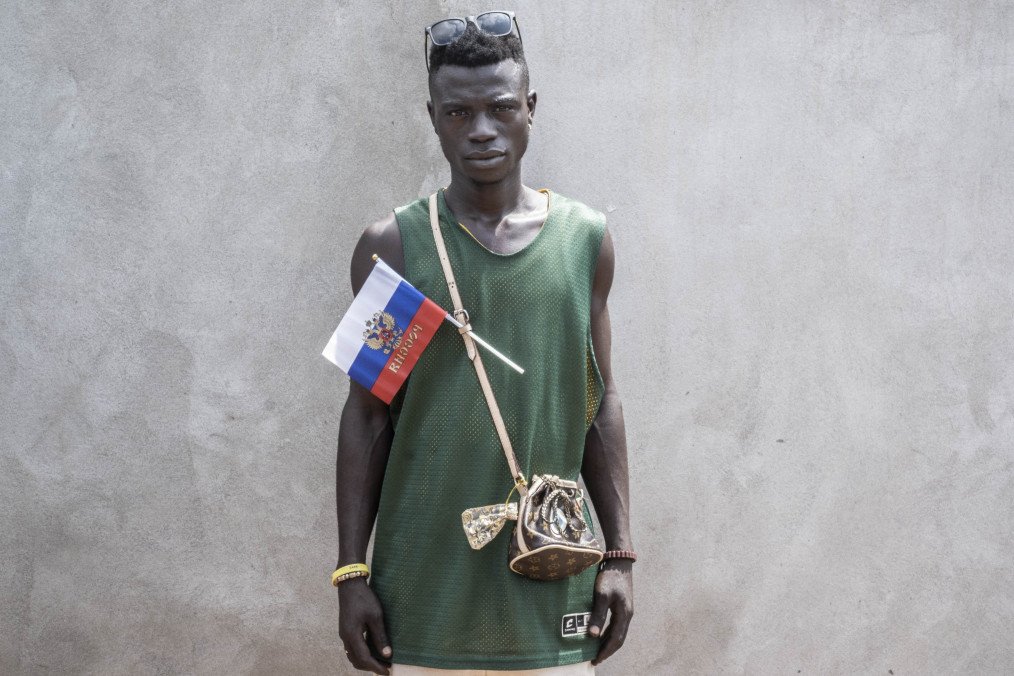 A demonstrator with a Russian flag poses with the emblem of Russia inserted into the shoulder strap of his bag, on March 22, 2023. Illustrative photo. (Source: Getty Images)