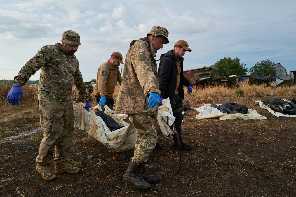 Platsdarm volunteers carry a body bag with the remains of a Russian soldier for identification on August 23, 2025 in Donetsk Region, Ukraine. Illustrative photo. (Source: Getty Images)