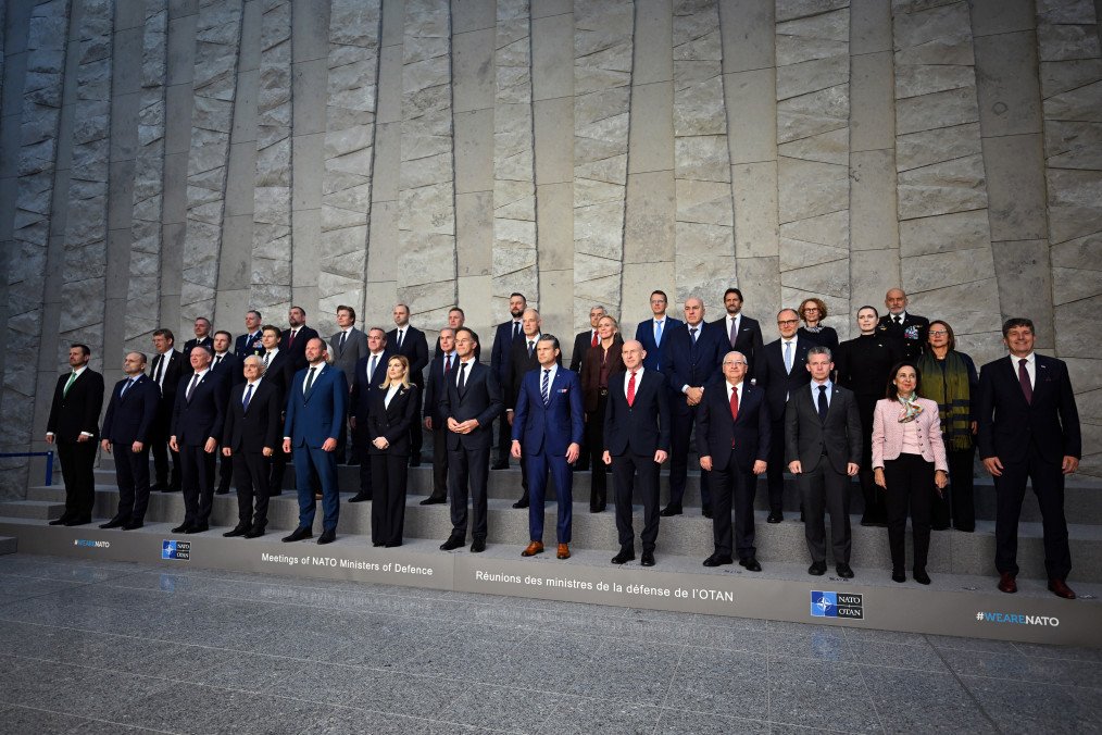 El secretario general de la OTAN, el secretario de Defensa del Reino Unido, John Healey, el secretario de Defensa de los EE. UU., Pete Hegseth, y el ministro de Defensa de Turquía, Yaşar Güler, con otros delegados en la sede de la OTAN (Fuente: Getty)