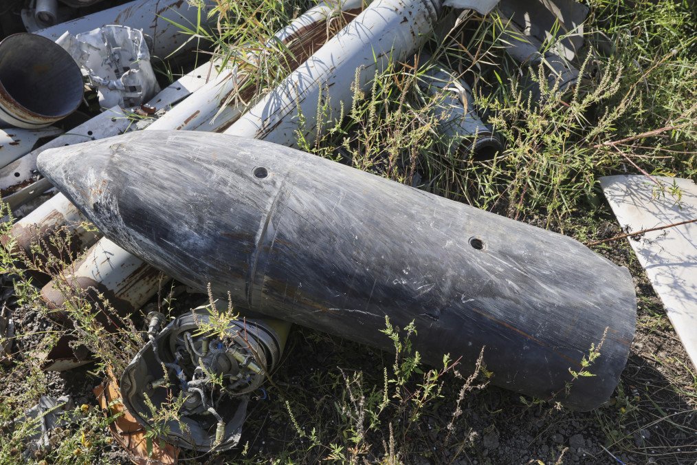 Fragmentos de una bomba aérea guiada rusa con una ojiva UMPB se encuentran en Kharkiv, Ucrania, el 19 de septiembre de 2025. (Fuente: Getty Images)