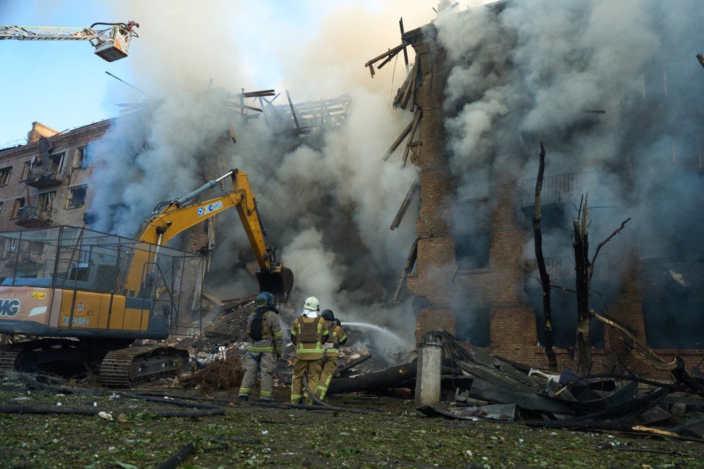 Ukraine Calls Emergency UN Security Council Meeting After Russian Missile Weekend Strike on Kyiv Emergency crews work at the site of a damaged residential building in Kyiv following Russia’s mass overnight attack on May 24. (Photo: UNITED24 Media/Mykyta Shandyba)