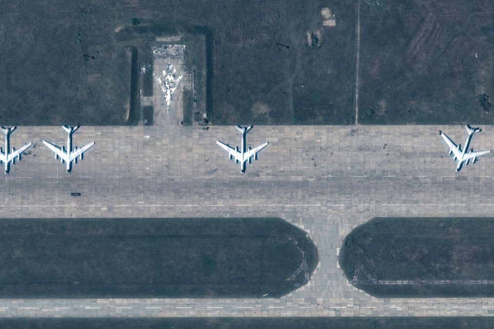 Imagen ilustrativa. Las imágenes satelitales de Maxar muestran bombarderos Tu-95 intactos en la base aérea de Belaya antes del ataque con drones de junio de 2025, el 22 de mayo de 2025. (Fuente: Getty Images)