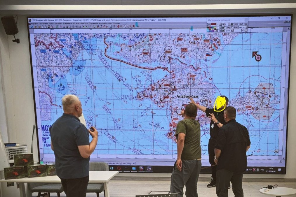 Russian military experts review a command-staff war game map simulating a possible Ukrainian landing operation in occupied Crimea. (Source: Viktor Murakhovskiy/Telegram) Russian military experts review a command-staff war game map simulating a possible Ukrainian landing operation in occupied Crimea. Source: Viktor Murakhovskiy/TelegramRussian military experts review a command-staff war game map simulating a possible Ukrai