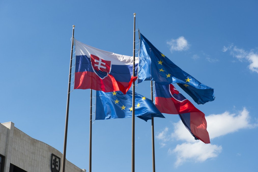 Slovak Parliament Urges Government to Reject Further Russia Sanctions Slovak Parliament Urges Government to Reject Further Russia Sanctions