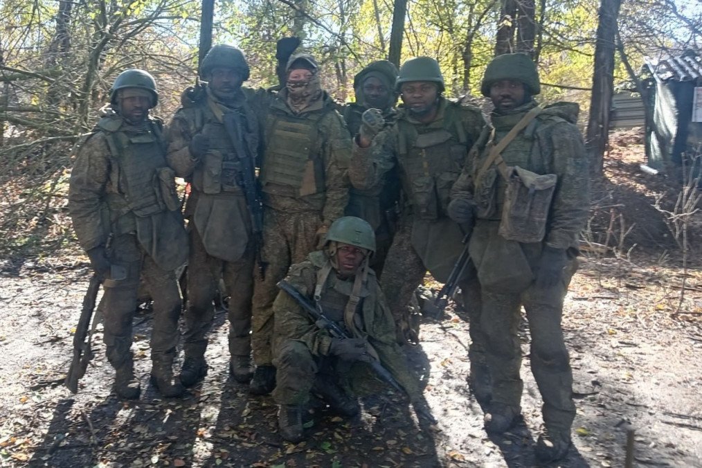 Reclutas extranjeros con uniformes rusos fotografiados en territorio ucraniano ocupado. Foto ilustrativa. (Foto: Fuente abierta)