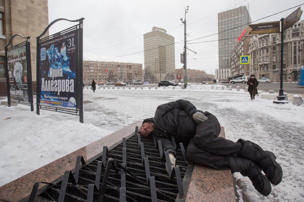 A homeless man sleeps on a Moscow street amid growing poverty in Russia. (Source: Getty Images)