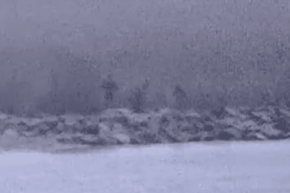 Three Russian border guards were detected at the Vasknarva pier on the Narva River on December 17, 2025. (Source: ERR)