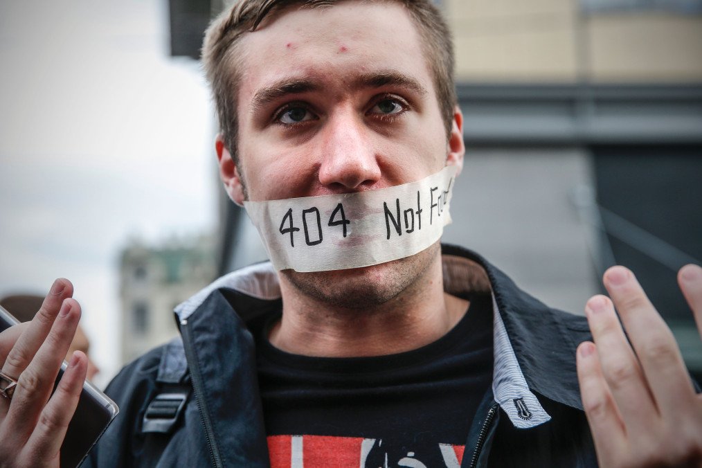 Russia Arrests 18 People During Nationwide Protests Against Internet Restrictions A man gestures during a protest in Moscow on August 26, 2017. Illustraive photo. (Source: Getty Images)