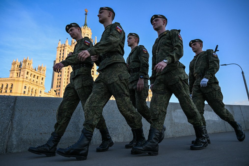Russian servicemen prepare to attend the rehearsal of the military parade in central Moscow on May 4, 2026. Illustrative photo. (Source: Getty Images)