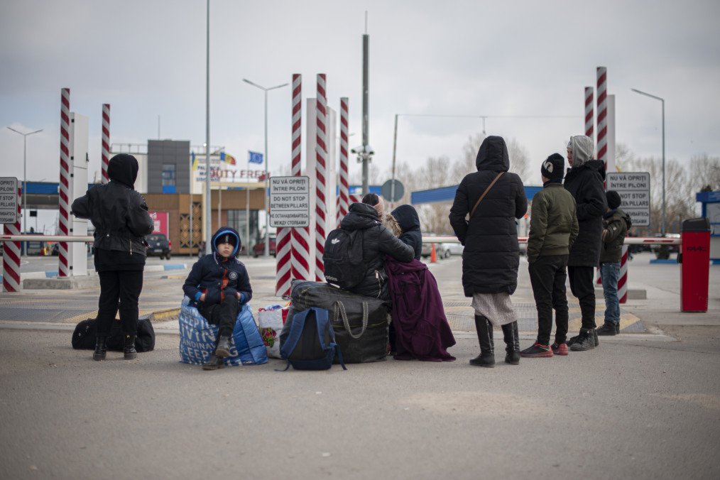 Ukrainian women and children, escaped from the war, after crossing the border with Moldova, on 18 March, 2022. Illustrative photo. (Source: Getty Images)