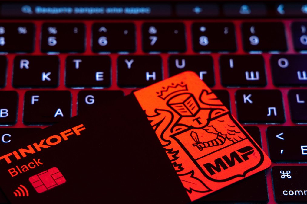 Russia’s Defense Ministry Seeks Access to Citizens’ Credit Histories The Mir payment system logo on a Tinkoff Bank JSC bank card arranged in Riga, Latvia, on November 22, 2022. Illustrative image. (Photo: Getty Images)