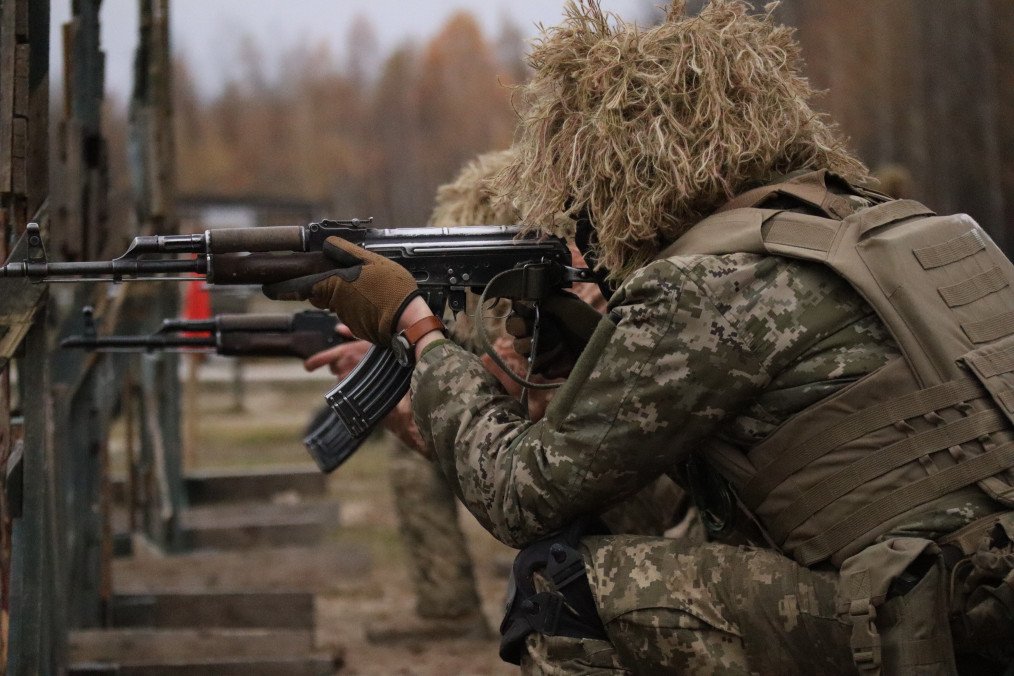 Ukrainian recruits of the Airborne Assault Forces complete an obstacle course during an expanded 45-day basic training program focused on combat skills and counter-drone tactics. (Source: Getty Images)
