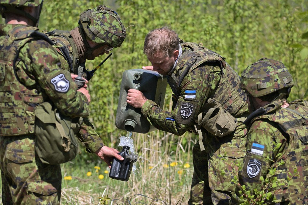 Reservists from the 2nd Estonian Infantry Brigade take part in maneuvers during NATO exercise Hedgehog on the Estonian-Latvian border on May 25, 2022 in Voru, Estonia. Illustrative photo. (Source: Getty Images)