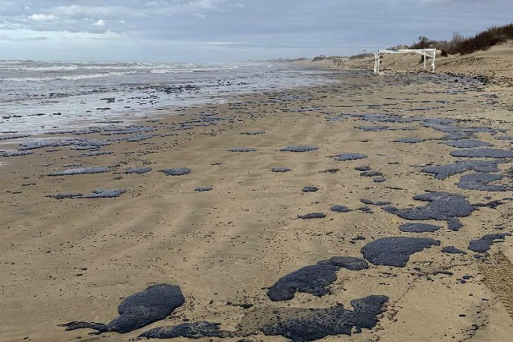 Puddles of Oil Wash Ashore in Krasnodar Region After Russian Tankers Oil Spill